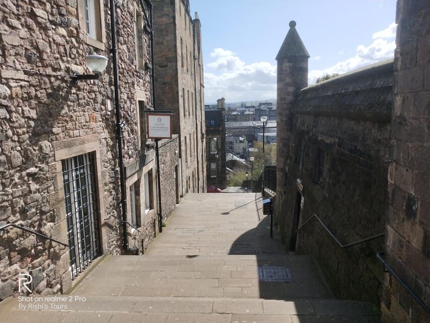 Edinburgh: Old Town Highlights Walking Tour - Guide Rishi and the tone of the experience