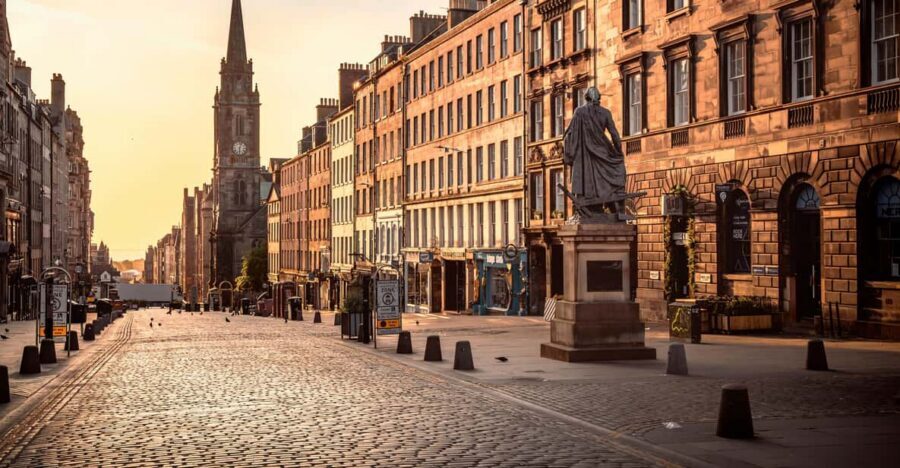 Edinburgh: Old Town Private Walking Tour with Historian - St Giles Cathedral to the parliament buildings: where daily life and power overlap