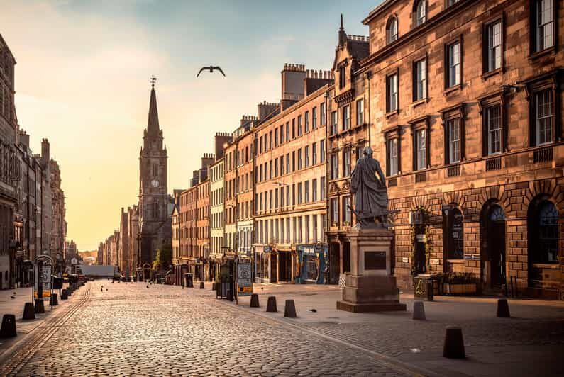 Edinburgh: Old Town Private Walking Tour with Historian - Starting point at the National Museum: quick orientation, then out into the Old Town