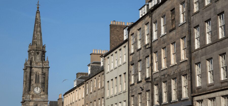 Edinburgh: Old Town Walking Tour with an APP - Royal Mile walking: linking Castle and Holyroodhouse on foot