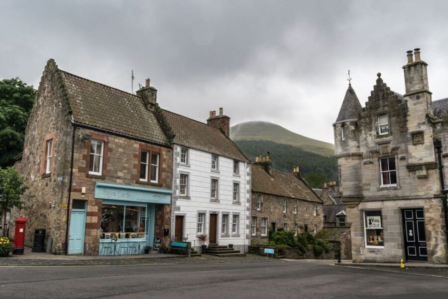 Edinburgh: "Outlander" Filming Locations Guided Tour - The guide and audio setup that makes or breaks the day