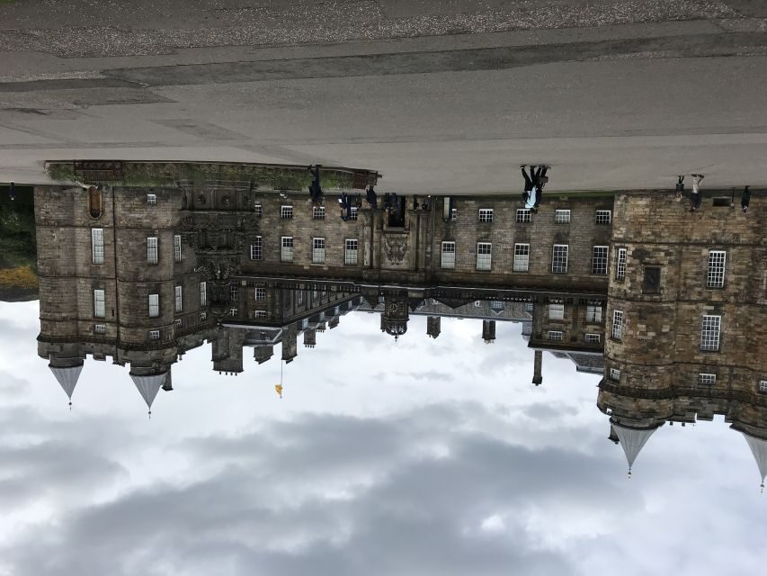 Edinburgh: Outlander Series and Jacobites Walking Tour - Where to meet: Advocates Close and the black umbrella