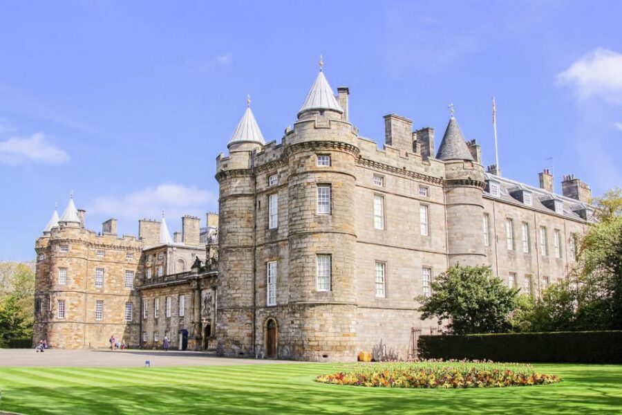 Edinburgh: Palace of Holyroodhouse Entry Ticket - Great Gallery with Jacob de Wet portraits: kings, legends, and power