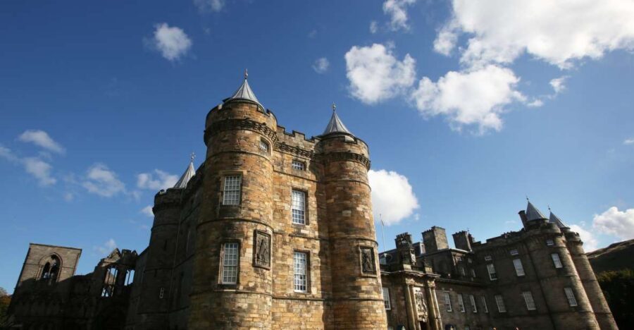 Edinburgh: Palace of Holyroodhouse Entry Ticket - Café at the Palace: pause for a real break (own expense)