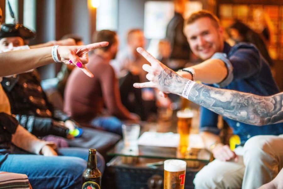 Edinburgh: Pub Crawl 7 Bars with 6 Shots - The Old Town bar mix: from classic pubs to a dance-floor finale