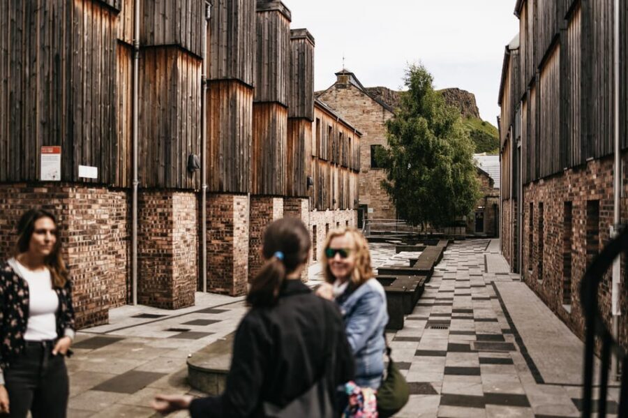 Edinburgh: Pubs and History Guided Walking Tour with Beer - Key takeaways before you go