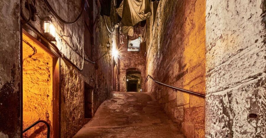 Edinburgh: Real Mary King's Close Guided Tour - The guide experience: why storytelling gets so much praise