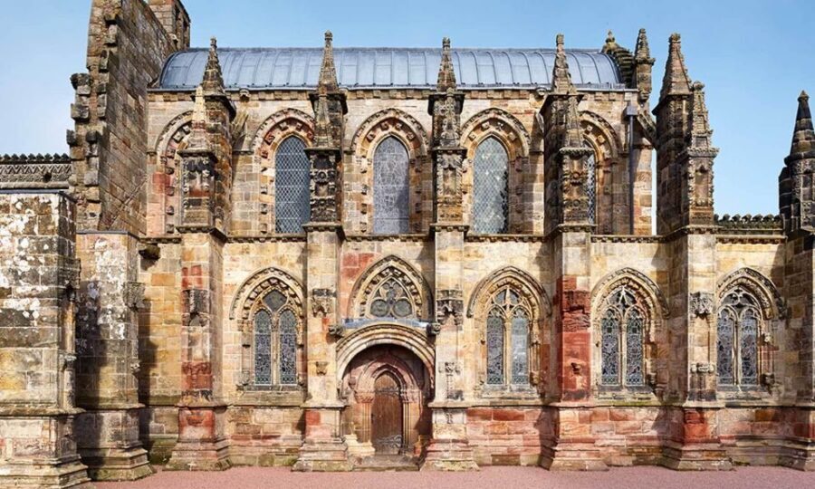 Edinburgh: Rosslyn Chapel and Hadrian's Wall Tour in Spanish - From 190 High Street to the first views: the smart start in Edinburgh