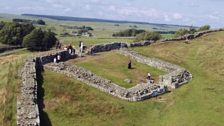 Edinburgh: Rosslyn Chapel and Hadrian's Wall Tour in Spanish - Northumberland National Park and Hadrian’s Wall: UNESCO scale in plain terms