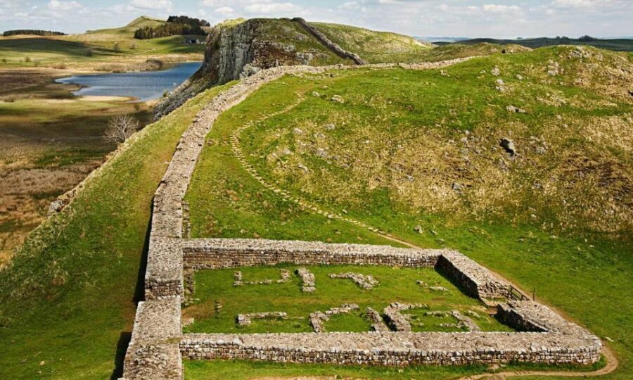 Edinburgh: Rosslyn Chapel and Hadrian's Wall Tour in Spanish - Vindolanda’s military camp and museum: understanding the frontier life