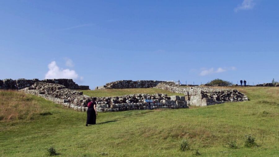 Edinburgh: Rosslyn Chapel and Hadrian's Wall Tour in Spanish - Roslin (Roslin Village) and Rosslyn Chapel: Gothic mystery with pop-culture gravity