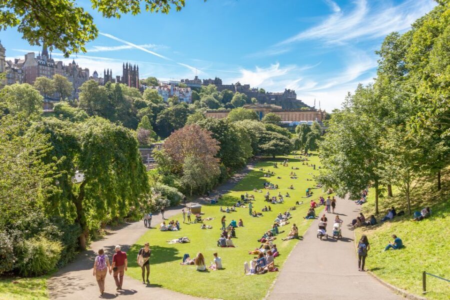 Edinburgh: Royal Attractions with Hop-On Hop-Off Bus Tours - Holyroodhouse: plan around closures like a pro