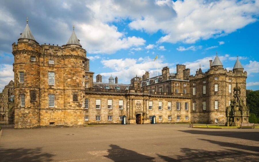 Edinburgh: Royal Mile Walking Tour & Exploration Game - Getting the Most Out of It as a Group