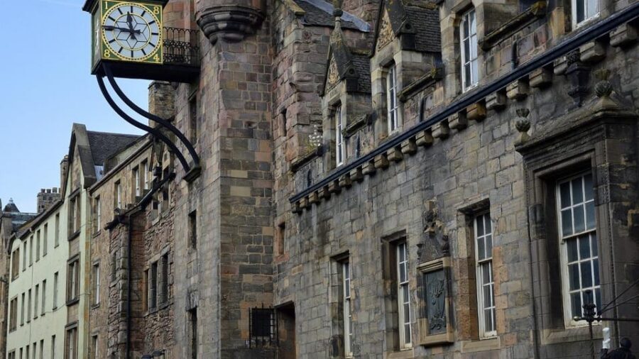 Edinburgh: Royal Mile Walking Tour & Exploration Game - Timing It Right: Daylight, Stairs, and the 2.3 Mile Pull
