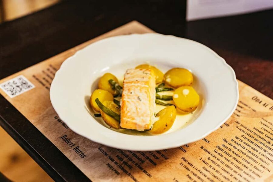 Edinburgh: Scottish Dinner and Folk Music Experience - How the Whisky Toast Works, and When to Think Twice About Optional Tasting