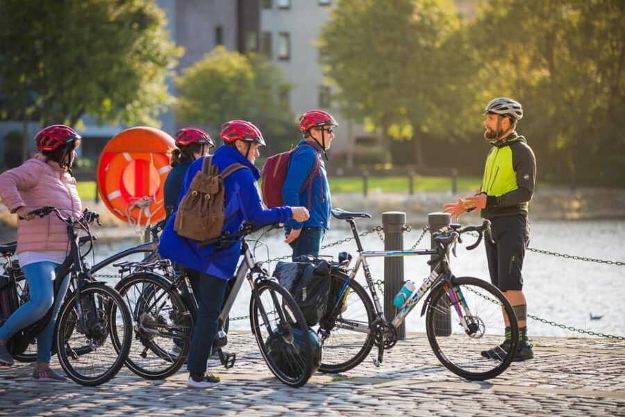 Edinburgh: Sightseeing Bike Tour - Canals, Volcanoes, Tunnels, and Secret Gardens on a Single Loop