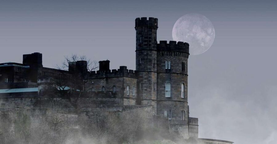 Edinburgh: The Dark Side Walking Tour - Old Town alleyways and the Burke and Hare thread