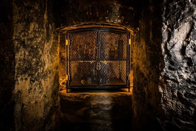 Edinburgh: The Lost Close Underground Scotch Whisky Tasting - Your tasting flight: 4 regions, guided comparisons, and the why behind the dram