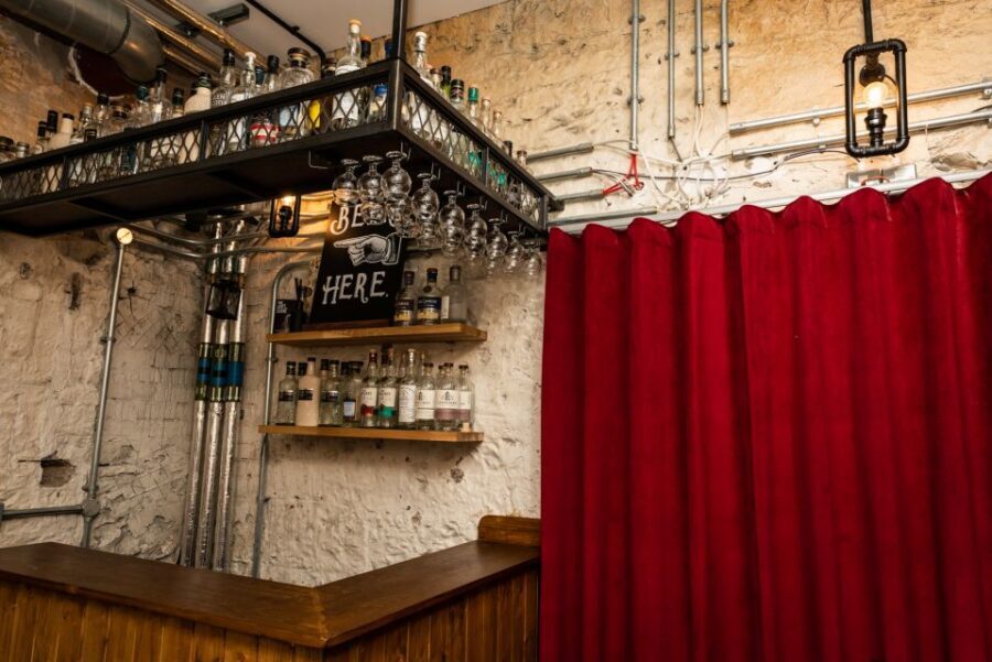 Edinburgh: The Lost Close Underground Scotch Whisky Tasting - How hosts make it work for different preferences