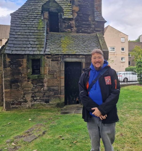 Edinburgh: The Mary Queen of Scots Guided Walking Tour - Where to meet: Abbey Strand Apartments outside Holyrood Palace