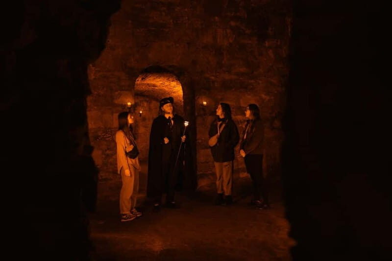 Edinburgh: Underground Vaults and Graveyard Evening Tour - The guide factor: why audio devices matter