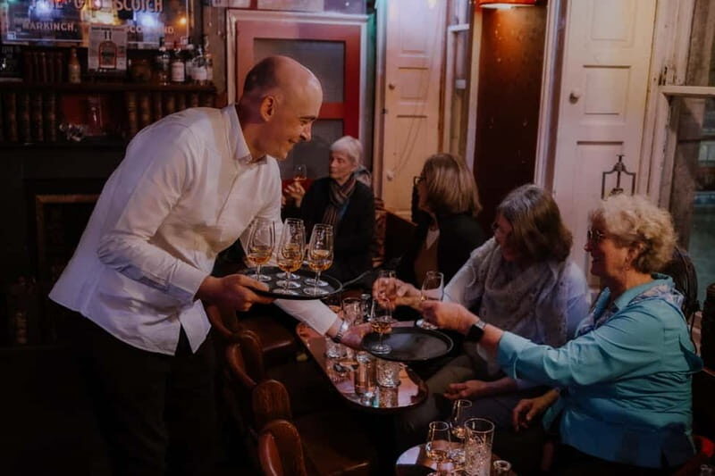 Edinburgh: Whisky Tasting and Storytelling in a Historic Pub - Four single malts, one comparison lesson