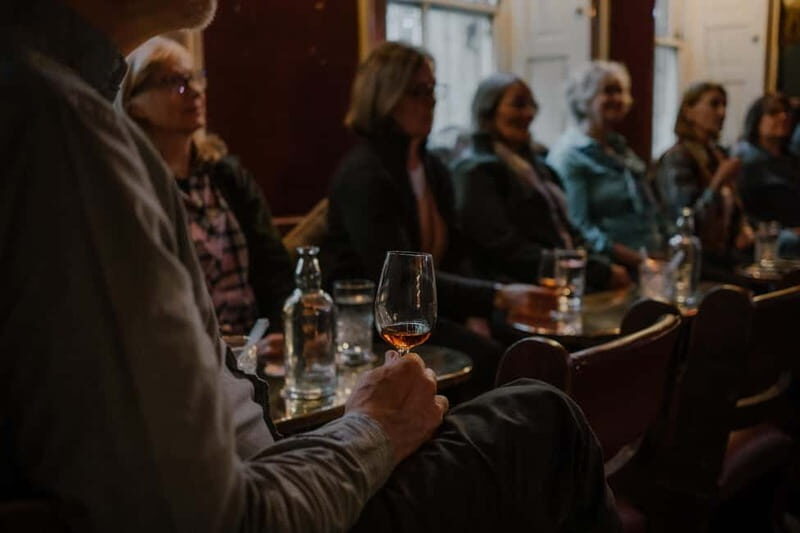 Edinburgh: Whisky Tasting and Storytelling in a Historic Pub - Your expert guide: the difference between facts and good whisky conversation