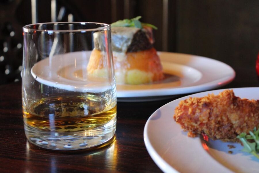 Edinburgh: Whisky Tasting in one of the oldest pubs - Stepping into the Canongate Tolbooth for your Scotch flight