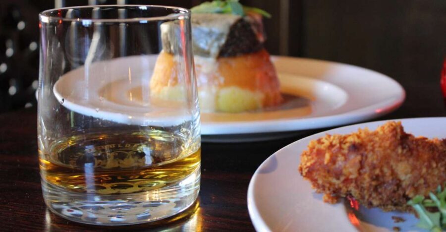 Edinburgh: Whisky Tasting in one of the oldest pubs - The three drams: smooth and mellow, bold and peaty, rich and spiced