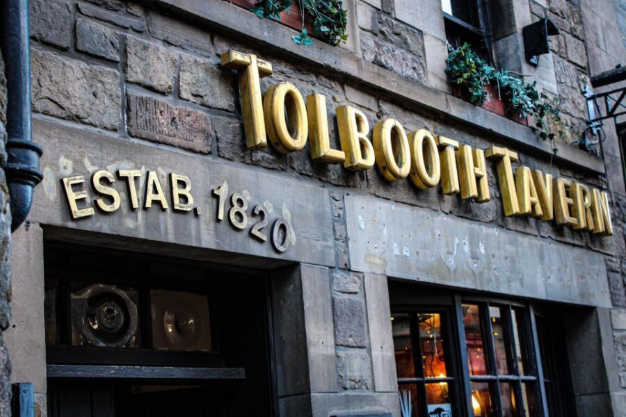 Edinburgh: Whisky Tasting in one of the oldest pubs - What you’re really paying for: a short flight with a historic backdrop