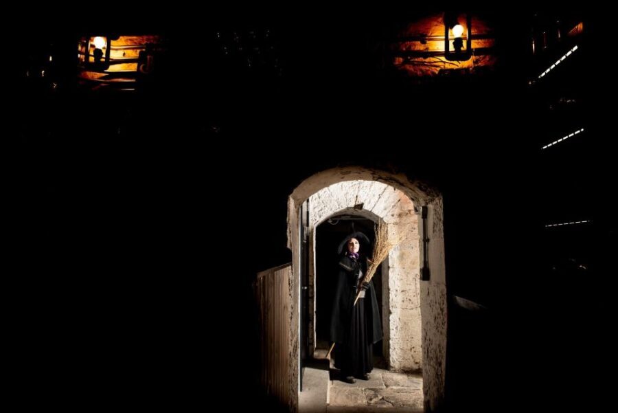 Edinburgh: Witches & Haunted History Walking Tour - Guides and the difference between a fun walk and a great one