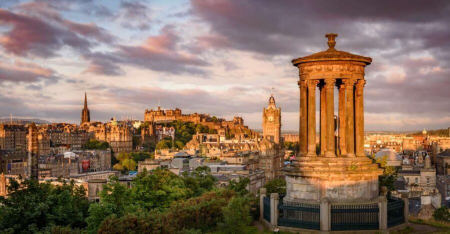Edinburgh's Hidden Treasures Black Taxi Tour - Riding in a London taxi through Edinburgh’s real neighborhoods