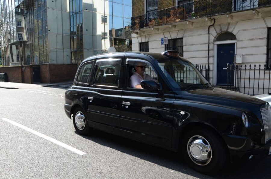 Edinburgh's Hidden Treasures Black Taxi Tour - Dark Edinburgh: public executions, Burke and Hare, and warning tales
