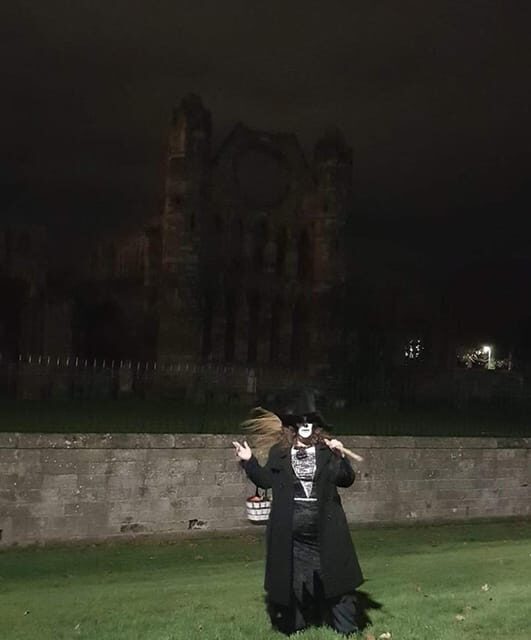 Elgin: Witch Trials Tour - Starting at the stone pillar: how the tour moves through town