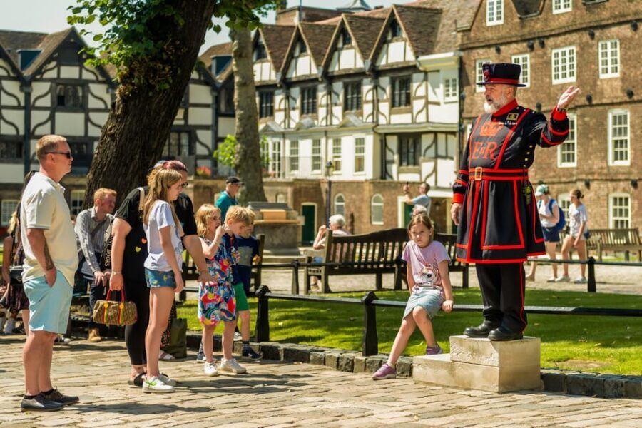 Exclusive Beefeater Meet & Greet at the Tower of London - The 20-minute walking start: getting oriented without wasting time