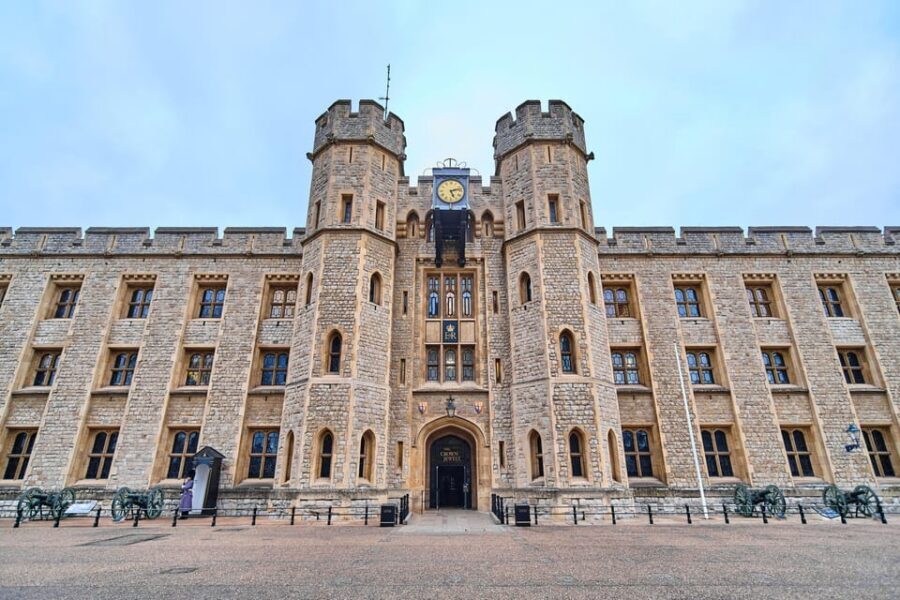 Exclusive Beefeater Meet & Greet at the Tower of London - Optional add-ons: Changing the Guard and a Thames boat ride