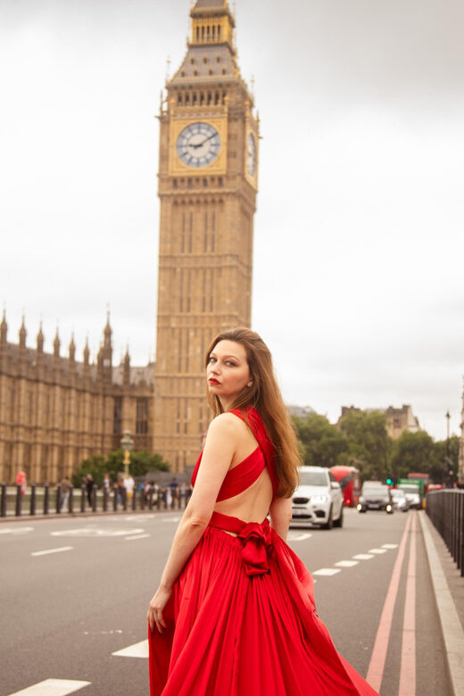 Flying dress professional photoshoot with pro photographer - The red flying dress: what to expect from the fabric effect