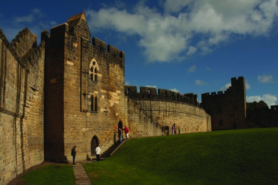 From Edinburgh: 5 Day Best of Northern England Tour - From Edinburgh to Berwick-upon-Tweed: walls, coast air, and old roads