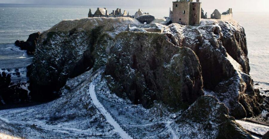 From Edinburgh: Glamis and Dunnottar Castles Tour in Italian - Meeting at 190 High Street and managing the 10-hour pace