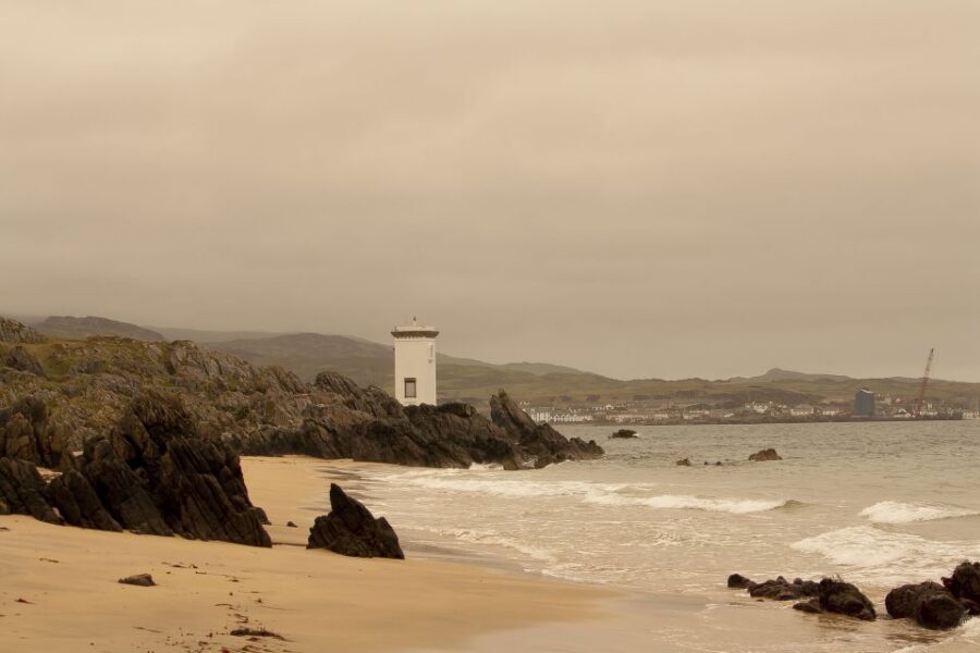 From Edinburgh: Islay and The Whisky Coast 4-Day Tour - Bowmore accommodation: en-suite comfort plus a practical location caveat