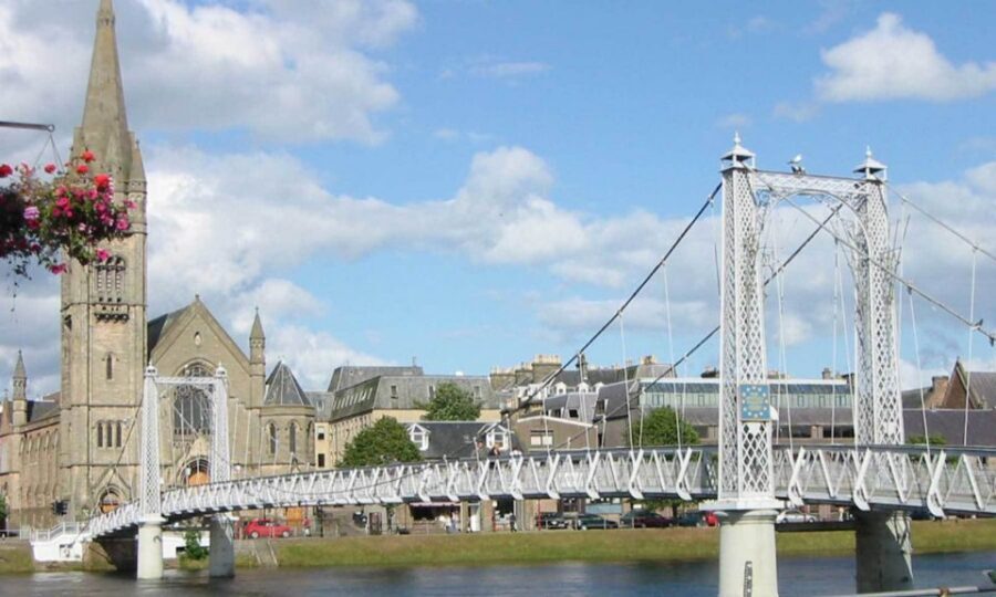 From Edinburgh: Loch Ness & Inverness Tour in Spanish - Dunkeld on the way back: a calmer village stop by the Tay