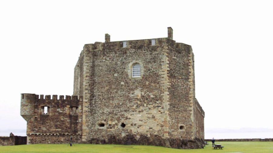 From Edinburgh: Outlander Full-Day Tour in Spanish - Date-based closures: Callendar House kitchens and Midhope Castle