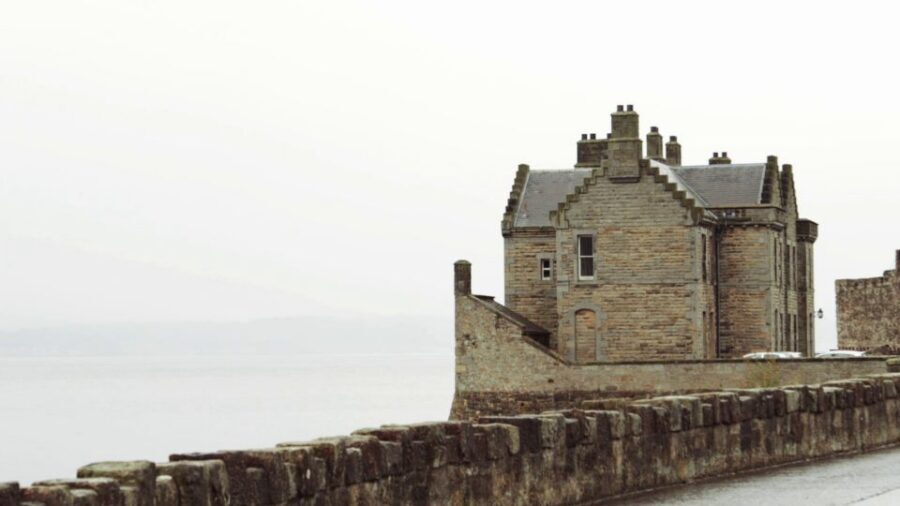 From Edinburgh: Outlander Full-Day Tour in Spanish - Linlithgow Palace: lakeside royal power and the Black Jack Randall moment