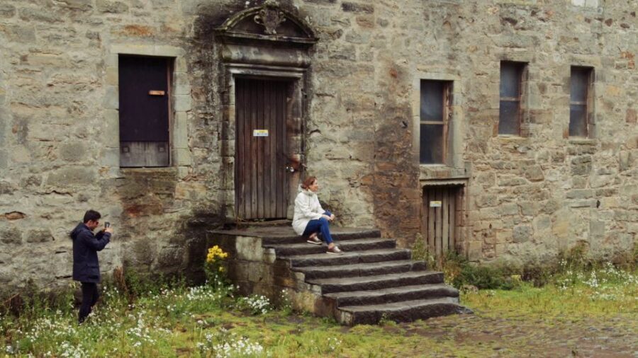 From Edinburgh: Outlander Full-Day Tour in Spanish - Blackness Castle as Fort William: the emotional ending stop