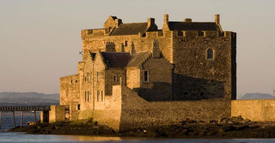 From Edinburgh: Outlander Full-Day Tour in Spanish - Spanish guide experience: what matters when you’re traveling all day