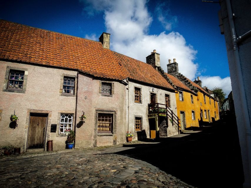 From Edinburgh: Outlander Full-Day Tour in Spanish - Culross: where the streets feel like Cranesmuir and Leoch Castle