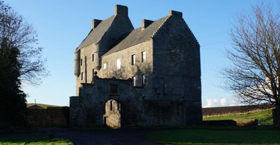 From Edinburgh: Outlander, Palaces, and Jacobites Day Trip - Culross: Claire’s herb-garden vibes in a real 17th-century village