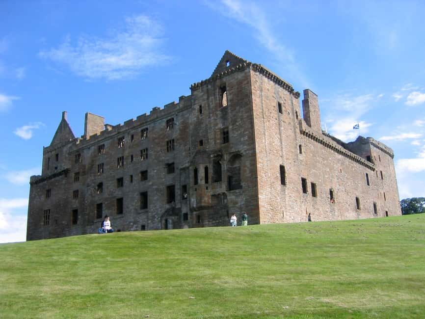 From Edinburgh: Private Outlander location tour - Blackness Castle and the Fort William zone for big-series atmosphere