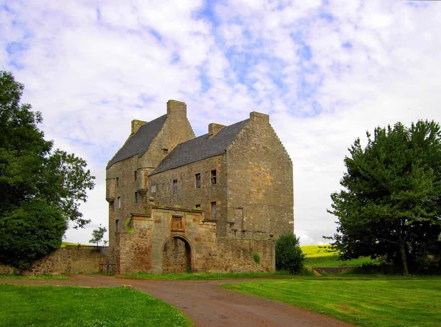 From Edinburgh: Private Outlander location tour - Culross village, Cranesmuir, and Dysart Harbour: slow down and look around