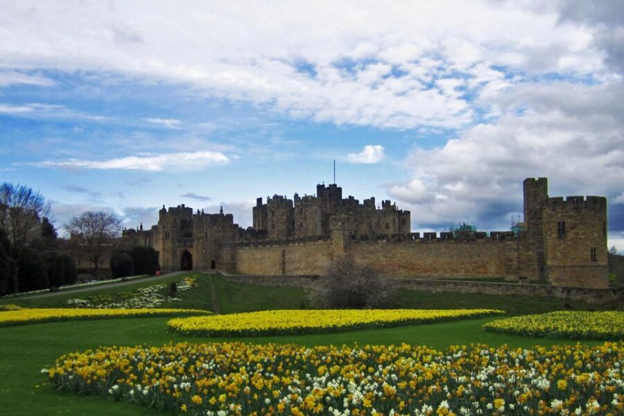 From Edinburgh: Viking Coast & Alnwick Castle Day Tour - Guides that keep the day moving (and not feeling rushed)